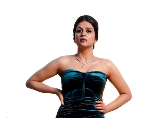 Stunning Poses Of Shraddha Das